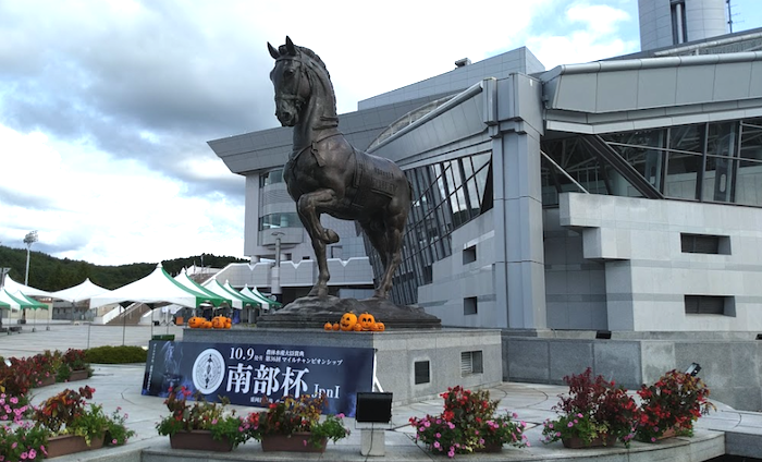 盛岡競馬場前の馬の銅像