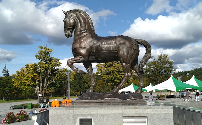 馬のブロンズ像は一般には「アラブ」と呼ばれている。